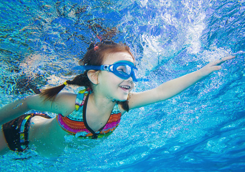 60多岁阿姨像小姐姐,六十岁阿姨像18岁小哥