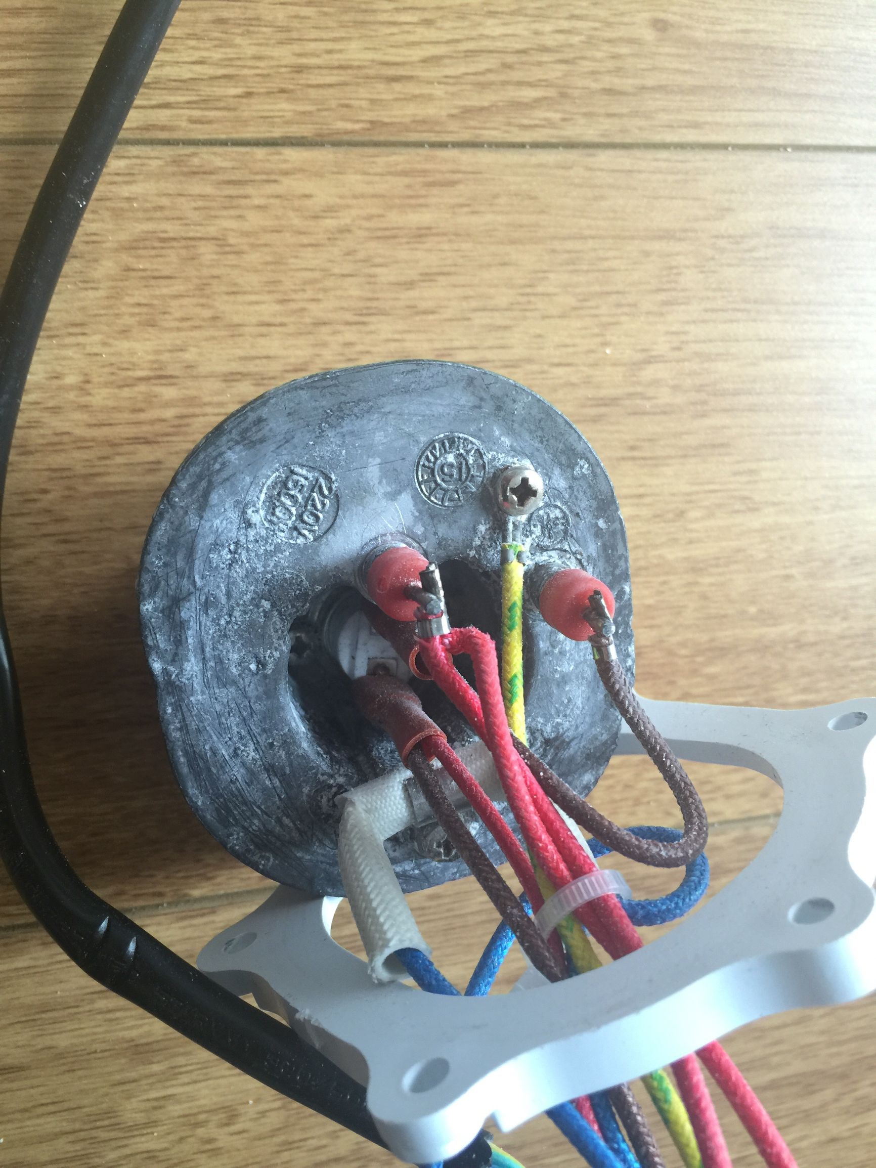 挂烫机漏电跳闸维修多少钱,蒸汽挂烫机漏电是什么原因