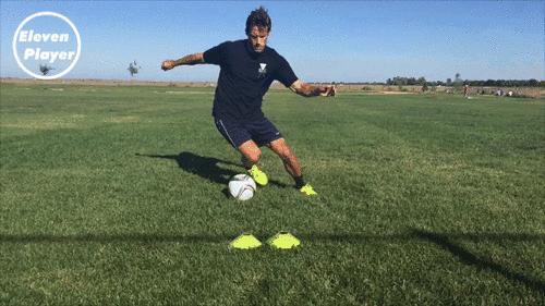 足球技巧8种过人教学,足球左扣右拨变向运球过人