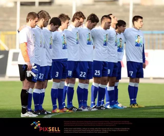 将好友穿在胸前8年，因为这里是离心最近的位置！