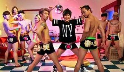 当中年大妈发生冲突时，请放起那熟悉的旋律，让我们一起舞起来！