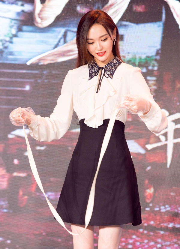 你离娜扎的大长腿,只差了一条高腰裙的距离