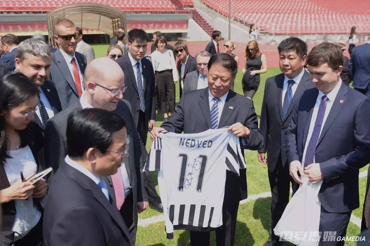 俱乐部今迎贵宾捷克总理获赠国安战袍