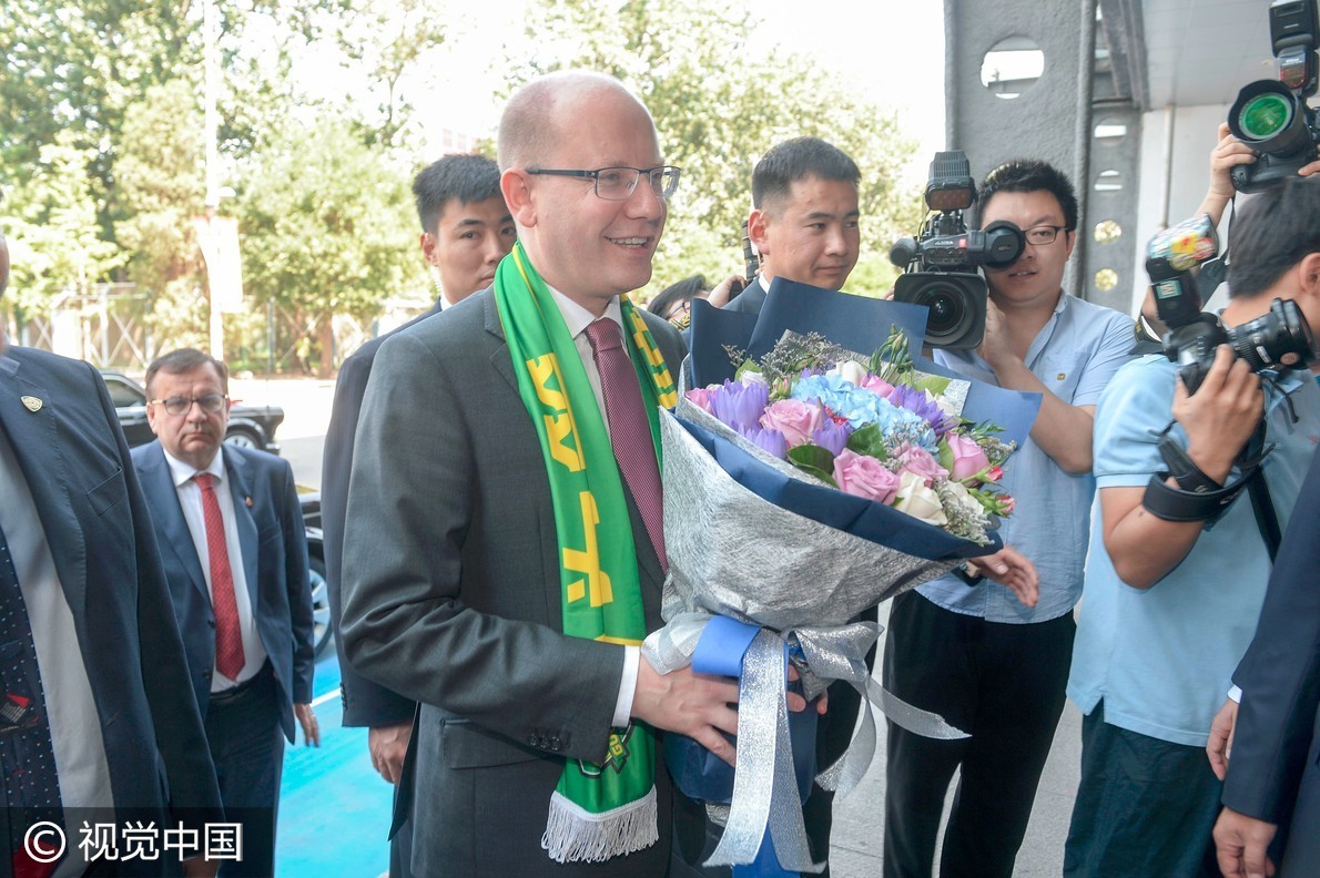 俱乐部今迎贵宾捷克总理获赠国安战袍