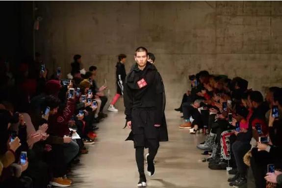 李宁23年新款鞋,李宁球鞋遭热炒暴涨31倍新闻