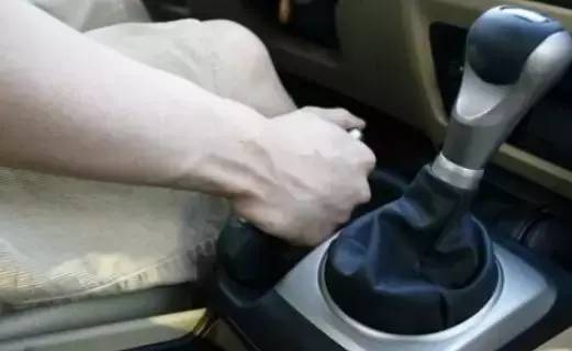 如果你的汽车刹车失灵应该怎么办,如果你的车失灵了怎么办