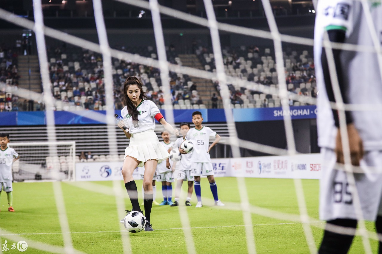 关晓彤足球宝贝助力世界杯,关晓彤踢足球照