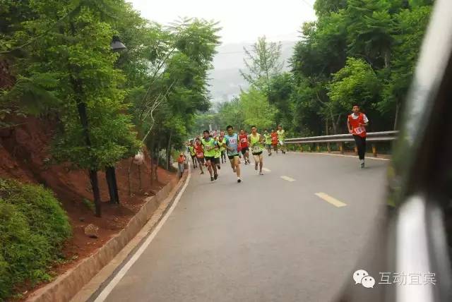 哇塞，龙头山好热闹，人人都在领奖品！