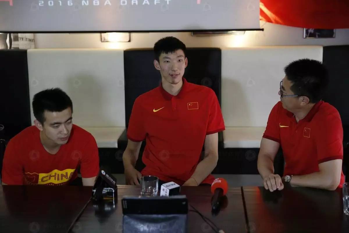 NBA选秀中国双星中选看看是谁带他们走上篮球之路