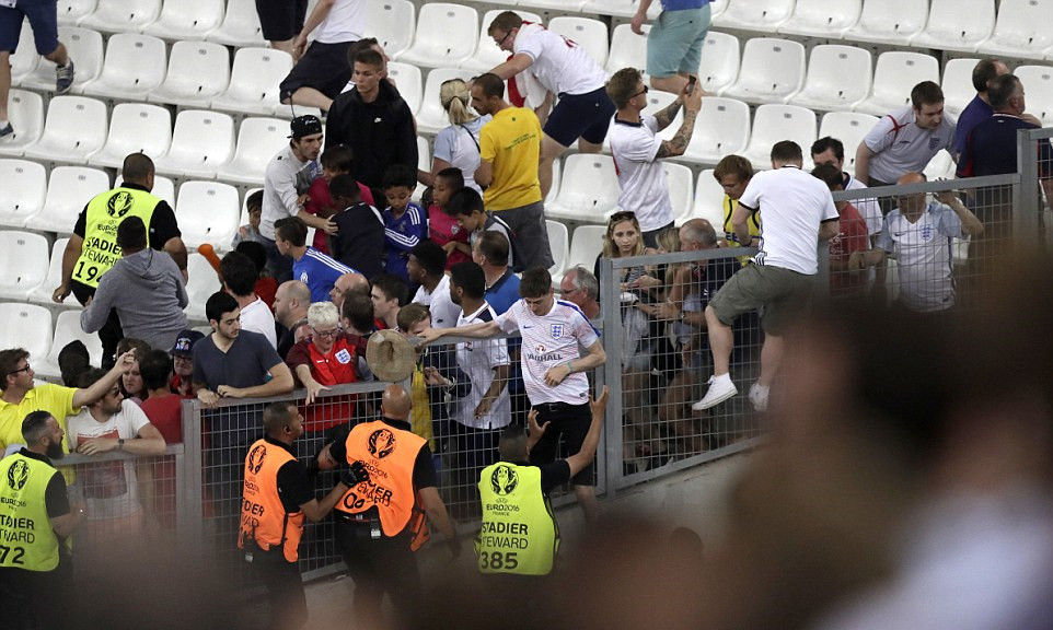 欧洲杯俄罗斯和英国球迷打架,欧洲杯英俄互殴记者街头