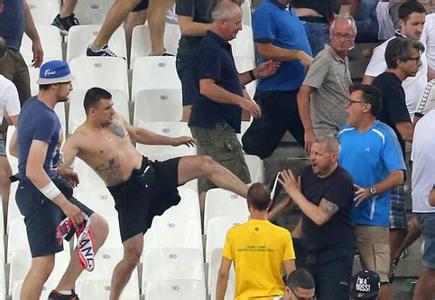 我只是来看场球，你打我干什么？