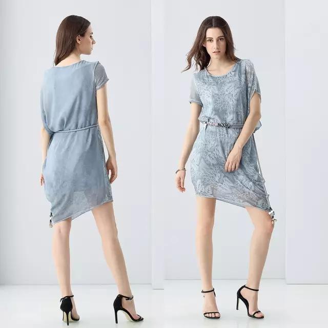 穿上不规则连衣裙，懒女人也一秒变时髦