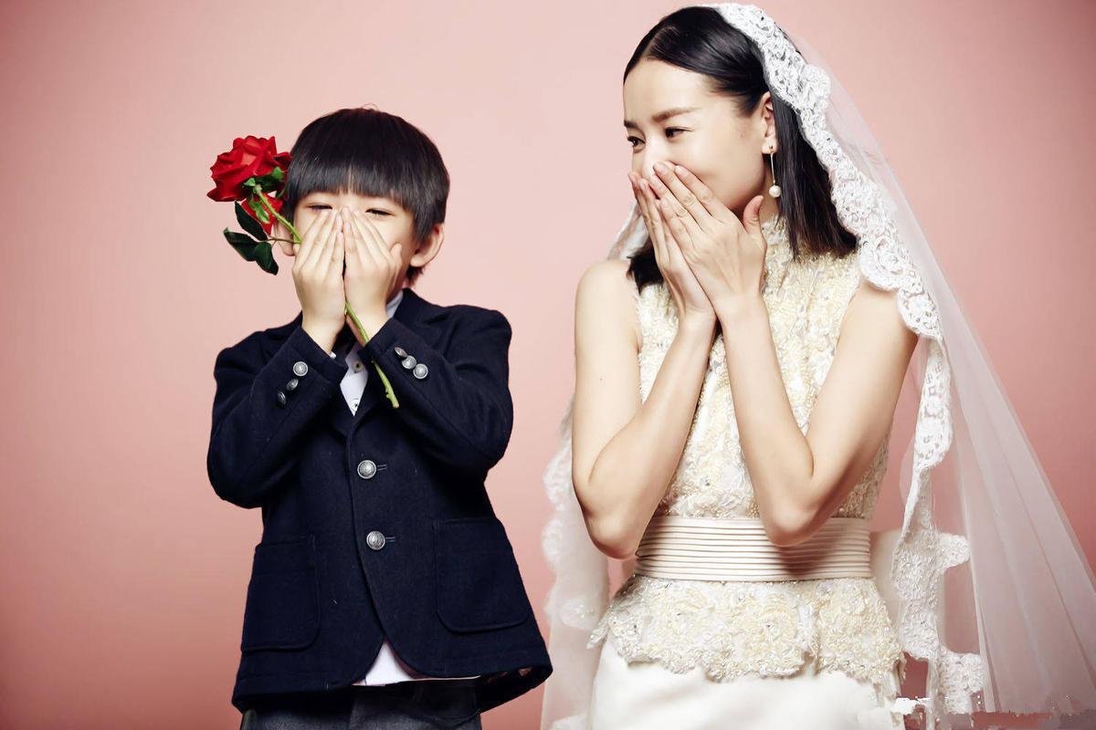 董洁薄纱礼服裙图片,董洁穿抹胸婚纱