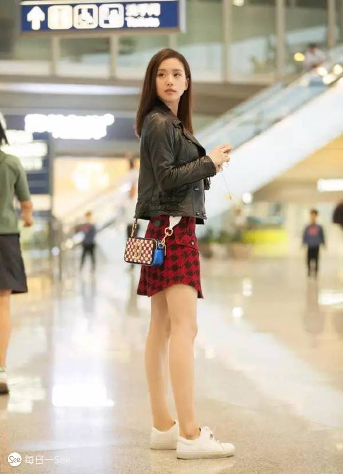 100个值得买的包包品牌,今年很流行宽肩带包包