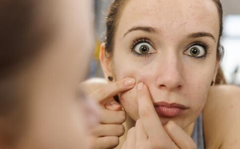 导致痘痘的护肤品成分有哪些,什么样的痘痘是护肤品引起的