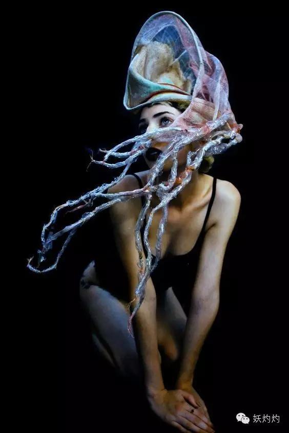 英国皇室帽子设计,英国皇室西装设计师