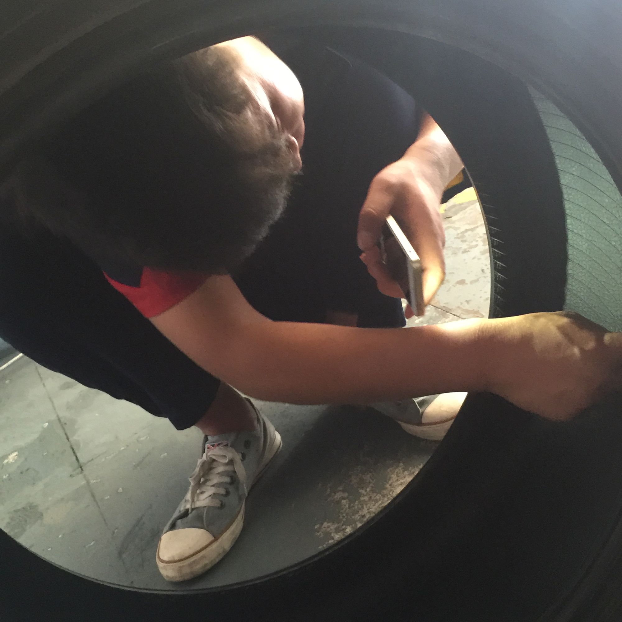 倒霉轮胎扎钉子,倒霉汽车轮胎被扎