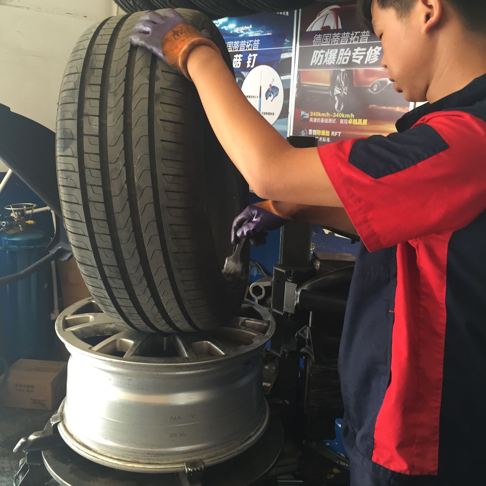 倒霉轮胎扎钉子,倒霉汽车轮胎被扎