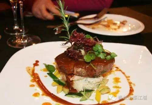 恍惚来到《好先生》中的“灰鲸”！在这家BIG满满的店，会不会