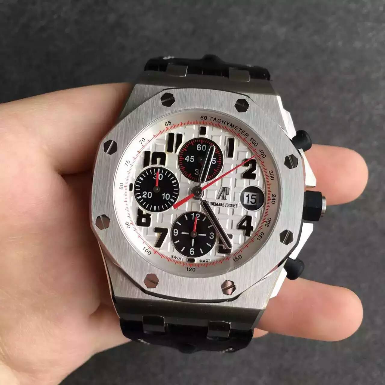 不谈退出国家队，关于梅西，我们来聊聊他和爱彼的那些事儿