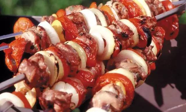 没熟的烤肉吃了会发烧吗,为什么吃了烧烤会发烧