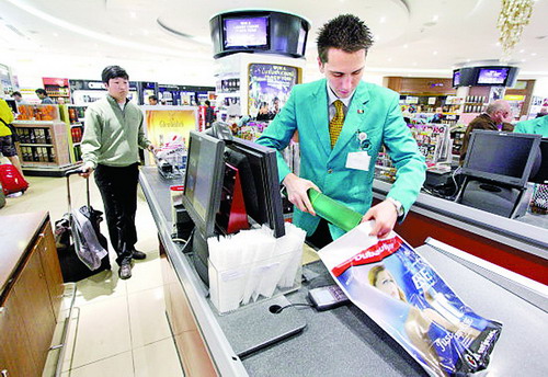 暑期出境游带卡有讲究