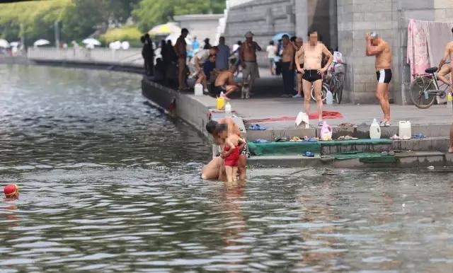 海河变成了大澡堂，游泳就游泳，你打胰子就不好了吧！