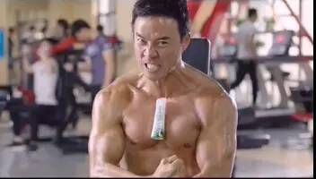 用生命在搞笑的《极速前进》肌肉男究竟是谁?竟和吴彦祖是好基友