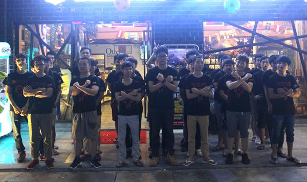 E元素键盘助阵东莞漫客网咖举办LOL争霸赛