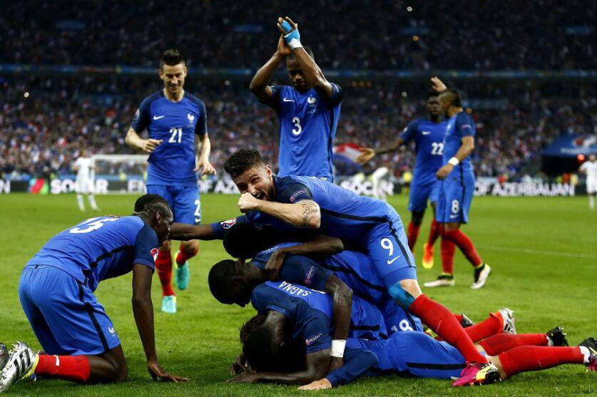 吉鲁进球后致敬亨利,吉鲁在欧冠入几个球了