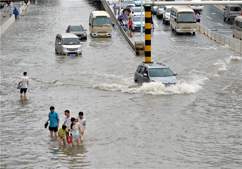 读图|沙袋筑防、架设人行栈桥...我们在这里与水抗争