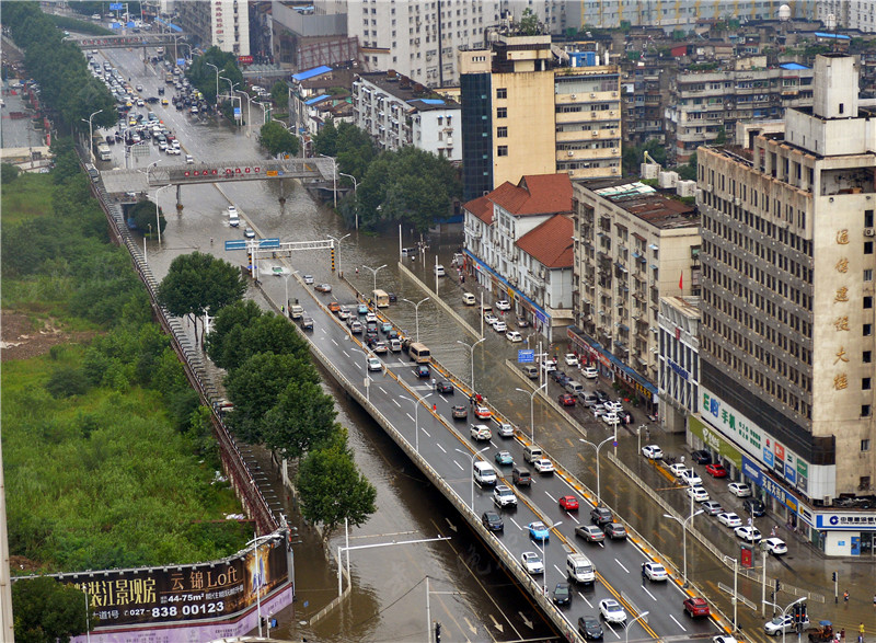 读图|沙袋筑防、架设人行栈桥...我们在这里与水抗争