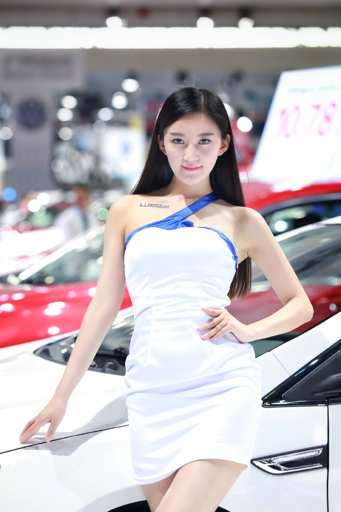 中原车展：清纯车模皮肤白皙诱万人空巷