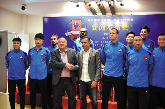 荷兰足球教练如是说:在华荷兰教练拿不到薪金?在我身上没有发生