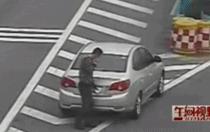 这智商，还有脸遮挡车牌？