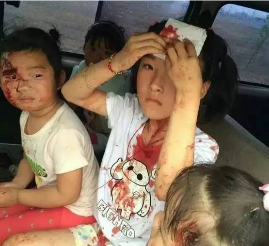 龙卷风来临时在室外避险自救方法,如果我们被龙卷风吸入了如何自救