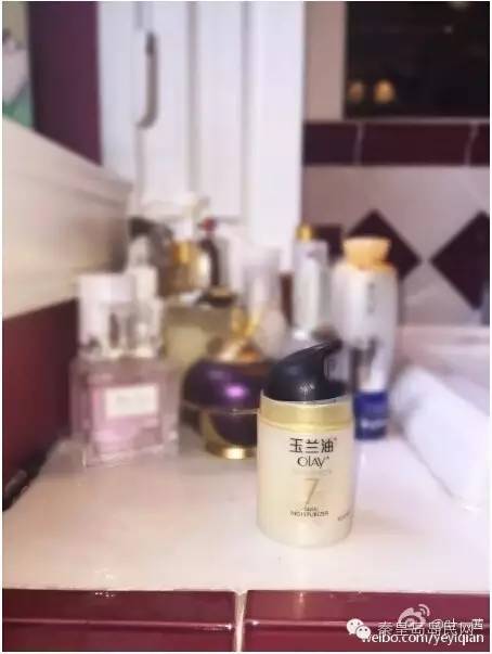 明星都用什么化妆台 (明星的梳妆台有哪些护肤品)