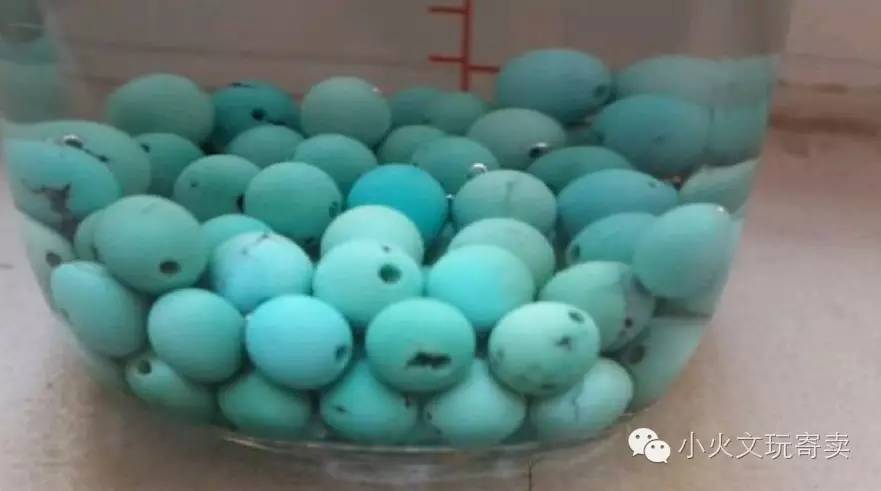 绿松石盘玩出现白点,绿松石玩完为什么会出现一块白点