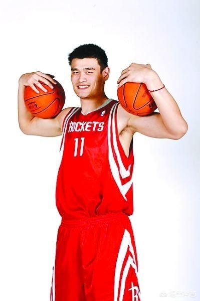 22日体育热点回顾：为什么菜鸟赛季姚明在火箭更衣室里差点被卡托等黑人球员围殴？当时发生了什么事情？