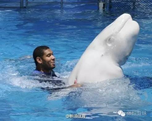 向吉鲁借发胶？C罗再换发型