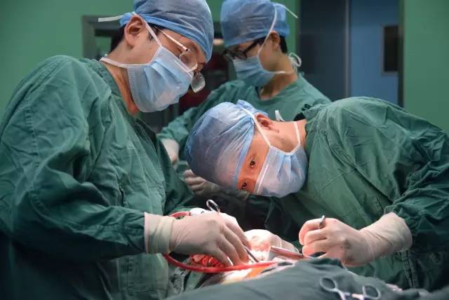 致敬暴雨时守护我们的人,致敬在暴雨中的坚守