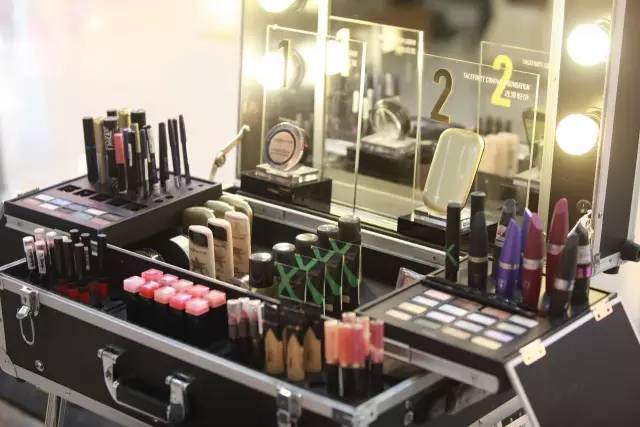 一秒变巨星，重姐绝美彩妆大片抢先看！