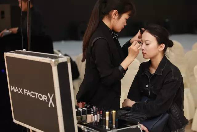 一秒变巨星，重姐绝美彩妆大片抢先看！