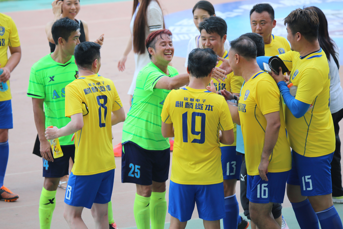 香港明星足球队中山公益赛,香港明星足球队谭咏麟表演视频