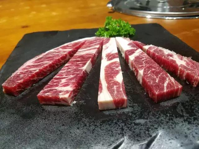 炭火上油脂的高级娇喘，为你撕开这个夏天吃肉的最高性价比