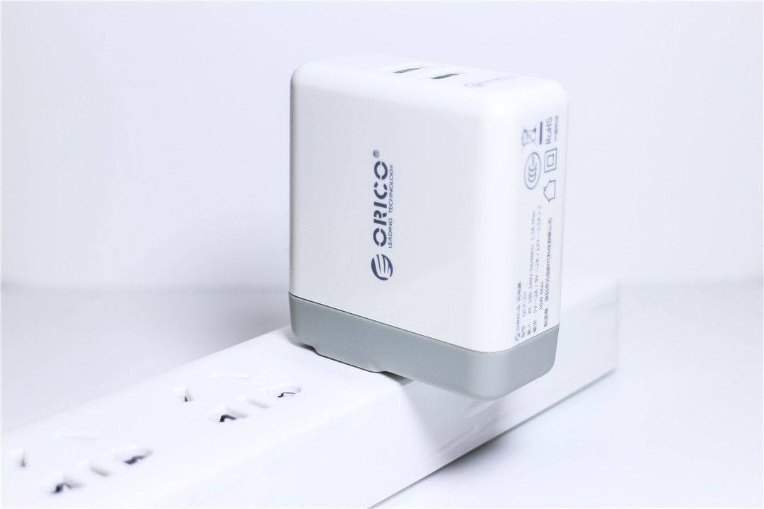 双口快速充电小钢炮，IPad也可2A满速充电