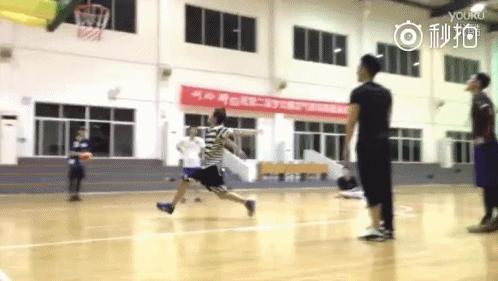 鹿晗惊曝表演扣篮,鹿晗过人球技表演
