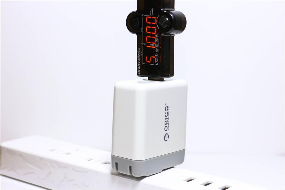 双口快速充电小钢炮，IPad也可2A满速充电