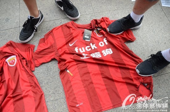 足球流氓打意大利球迷,申花球迷穿着上港球衣打上港球迷