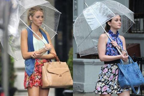 据说,美女都喜欢这么打伞